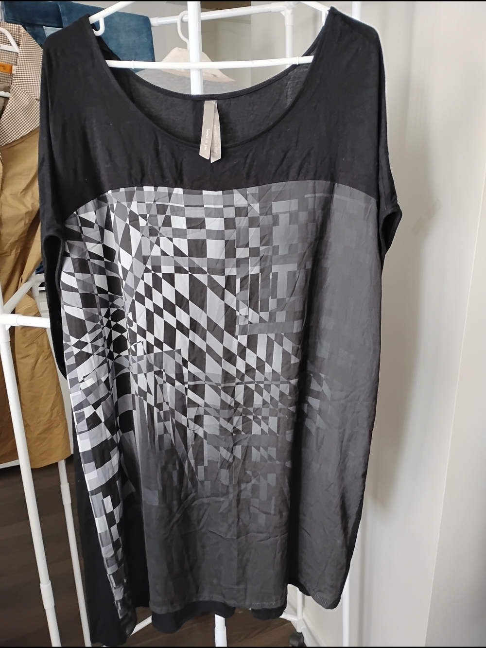 Penningtons Black and Gray Geometric Tunic Scope Necklace Off Shoulder Sleeve